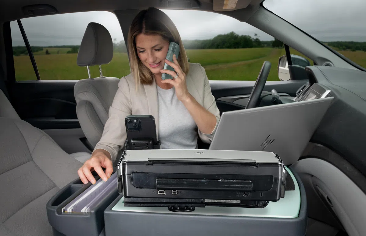 AutoExec Efficiency GripMaster - Escritorio de coche para estación de trabajo de tu vehículo y oficina móvil, niebla, con inversor de corriente de 400 W, soporte para impresora y soporte para teléfono